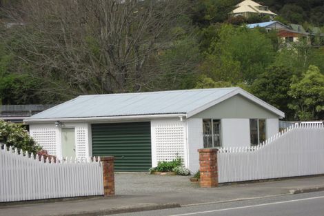 Photo of property in 82 Waikawa Road, Picton, 7220