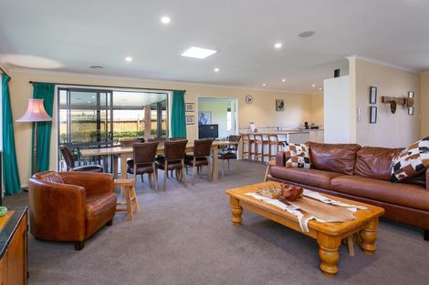 Photo of property in 15 Twin Willow Close, Cambridge, 3434