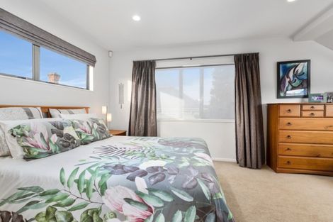 Photo of property in 2/64 Onewa Road, Northcote, Auckland, 0627