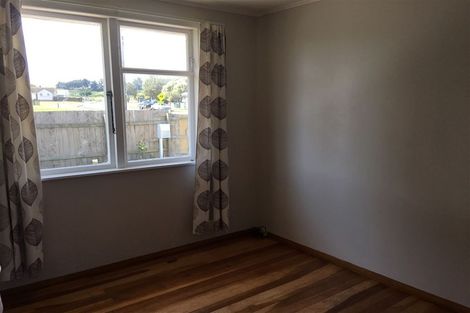 Photo of property in 2 Gibbons Crescent, Castlecliff, Whanganui, 4501
