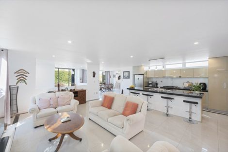 Photo of property in 2/2 Aberdeen Road, Campbells Bay, Auckland, 0620