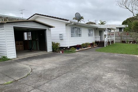 Photo of property in 2/82 Roberts Road, Te Atatu South, Auckland, 0610