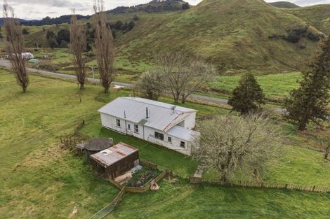 Photo of property in 921 Ongo Road, Hunterville, 4782