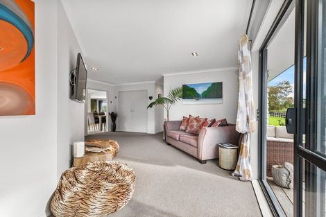 Photo of property in 124 Boord Crescent, Kumeu, 0891
