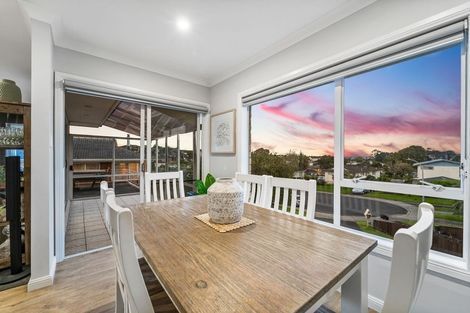 Photo of property in 28 Lydford Place, Glendene, Auckland, 0602