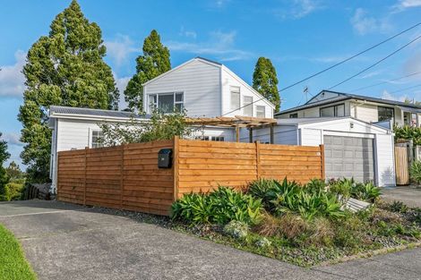 Photo of property in 96a Wade River Road, Stanmore Bay, Whangaparaoa, 0932