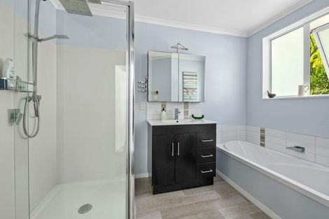 Photo of property in 4 Pinehaven Road, Pinehaven, Upper Hutt, 5019