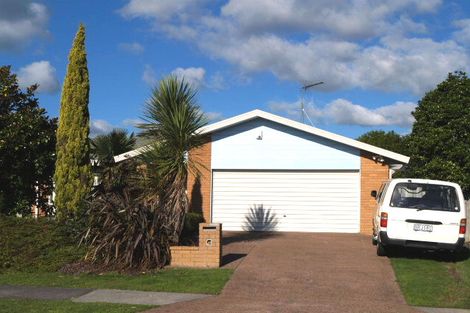 Photo of property in 2 John Lister Close, Golflands, Auckland, 2013