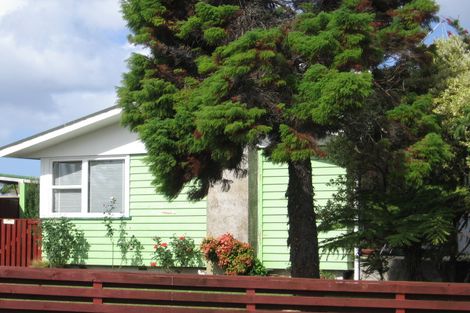 Photo of property in 32 Kirrie Avenue, Te Atatu South, Auckland, 0610