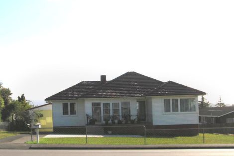 Photo of property in 4208 Great North Road, Glendene, Auckland, 0602