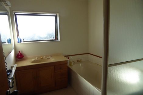 Photo of property in 15 Bosnyak Drive, Te Atatu South, Auckland, 0610