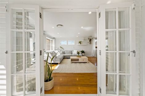 Photo of property in 15 Waione Avenue, Te Atatu Peninsula, Auckland, 0610