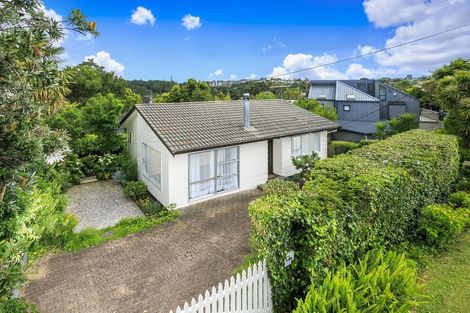 Photo of property in 1/1a Radiata Lane, Chatswood, Auckland, 0626