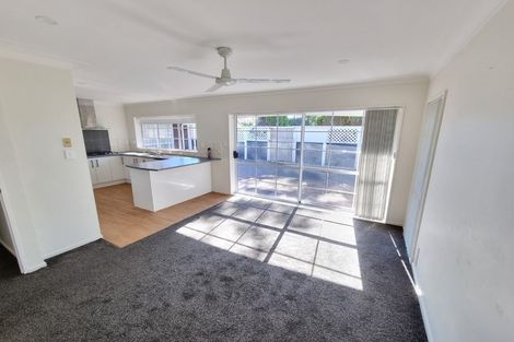 Photo of property in 2 Framalda Place, Conifer Grove, Takanini, 2112
