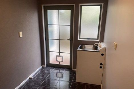 Photo of property in 11 Shelter Grove, Frankleigh Park, New Plymouth, 4310