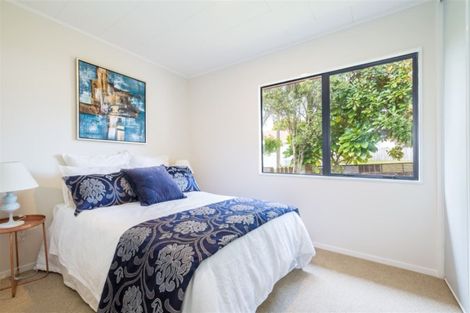 Photo of property in 12 Wren Place, Unsworth Heights, Auckland, 0632