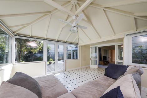 Photo of property in 27 Springdale Grove, Fitzherbert, Palmerston North, 4410