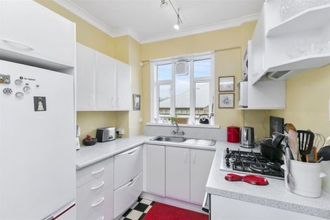 Photo of property in Owd Trafford Flats, 17 Brougham Street, Mount Victoria, Wellington, 6011