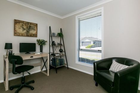 Photo of property in 15 Kapiti Drive, Poraiti, Napier, 4112