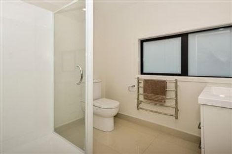 Photo of property in 2/51 Knightsbridge Drive, Forrest Hill, Auckland, 0620