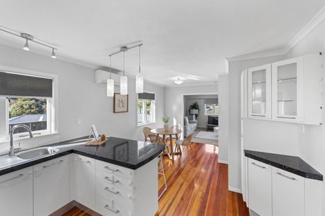 Photo of property in 16 Kenmore Street, Westown, New Plymouth, 4310