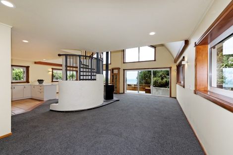 Photo of property in 92 Piha Road, Piha, 0772