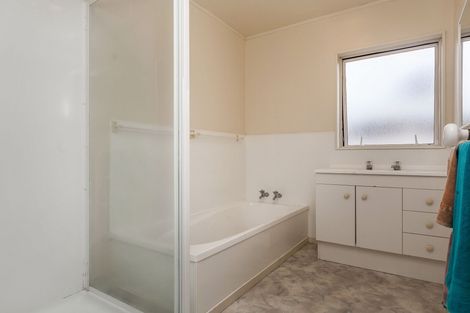 Photo of property in 2/74 College Road, Northcote, Auckland, 0627