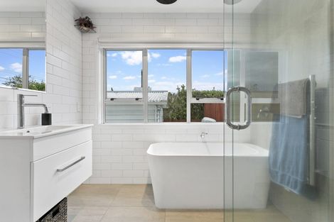 Photo of property in 18 Atkinson Road, Titirangi, Auckland, 0604