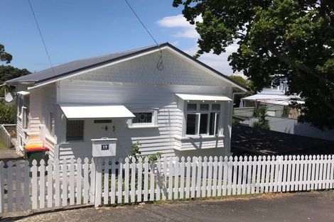 Photo of property in 12 William Bond Street, Stanley Point, Auckland, 0624