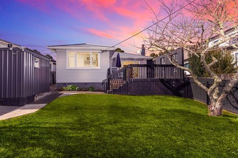 Photo of property in 15 Preston Avenue, Henderson, Auckland, 0610