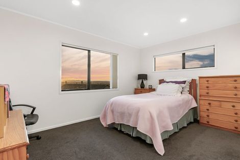 Photo of property in 1a Lobelia Rise, Goodwood Heights, Auckland, 2105