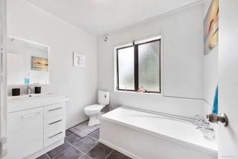 Photo of property in 6 Eagleson Street, Northcross, Auckland, 0632