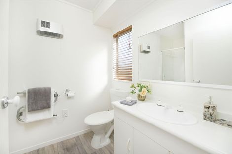 Photo of property in 25 Heversham Place, Glendene, Auckland, 0602