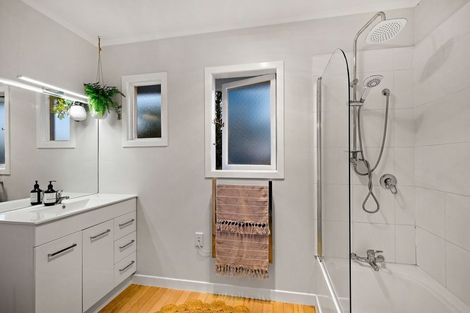 Photo of property in 9 Devon Street, Te Atatu South, Auckland, 0610