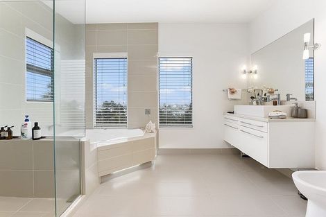 Photo of property in 32a Parr Terrace, Castor Bay, Auckland, 0620