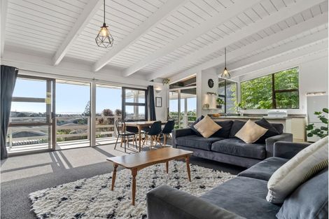 Photo of property in 30 Whangaparaoa Road, Red Beach, 0932