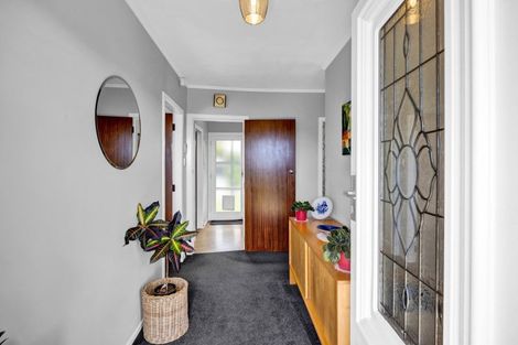 Photo of property in 42 Seaview Road, Marfell, New Plymouth, 4310