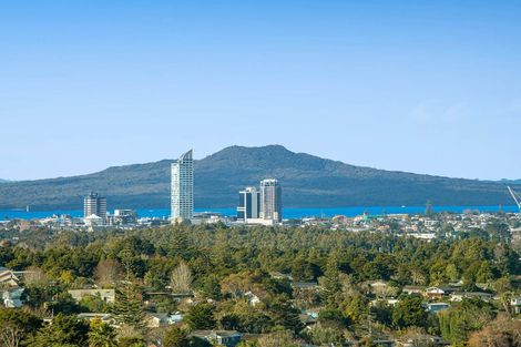 Photo of property in 2/3 Coronation Road, Hillcrest, Auckland, 0627