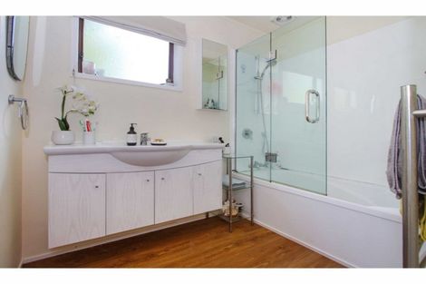 Photo of property in 2/39 Brunton Place, Glenfield, Auckland, 0629