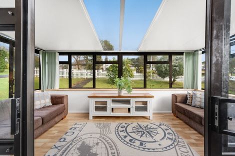 Photo of property in 42 Ennis Avenue, Pakuranga Heights, Auckland, 2010