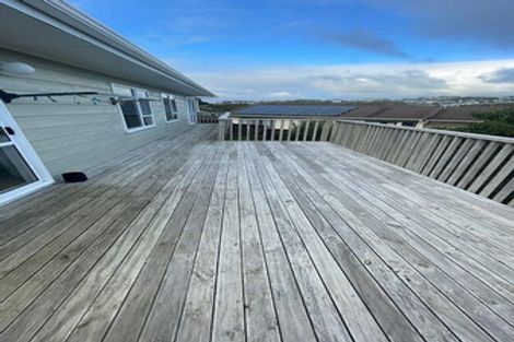 Photo of property in 16 Evesham Place, Newlands, Wellington, 6037