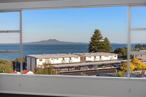 Photo of property in 25 Bayview Road, Browns Bay, Auckland, 0630