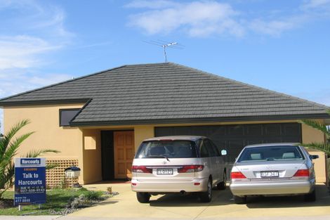 Photo of property in 19 Trotting Terrace, Fairview Heights, Auckland, 0632