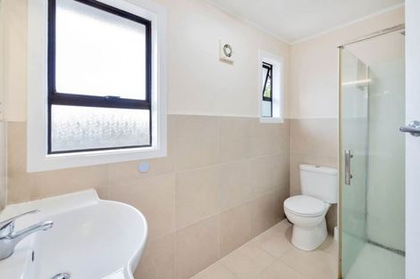 Photo of property in 1/16 Peach Road, Glenfield, Auckland, 0629