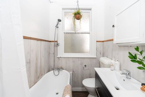 Photo of property in 58 Fairview Crescent, Kelburn, Wellington, 6012