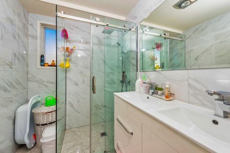 Photo of property in 2 Doone Place, Massey, Auckland, 0614