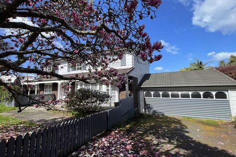 Photo of property in 14 Cobblestone Lane, Hillcrest, Auckland, 0627