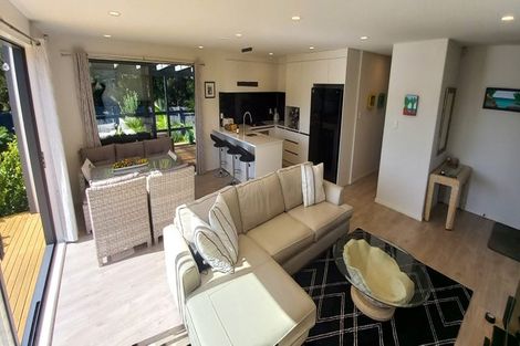 Photo of property in 2 Meenas Place, Cable Bay, 0420