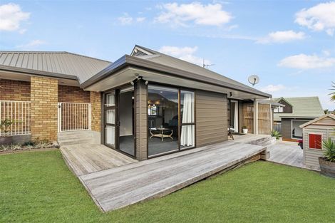 Photo of property in 4 Pinewood Grove, Botany Downs, Auckland, 2010