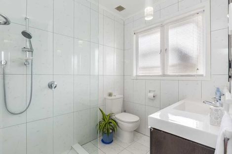 Photo of property in 73 Pupuke Road, Northcote, Auckland, 0627